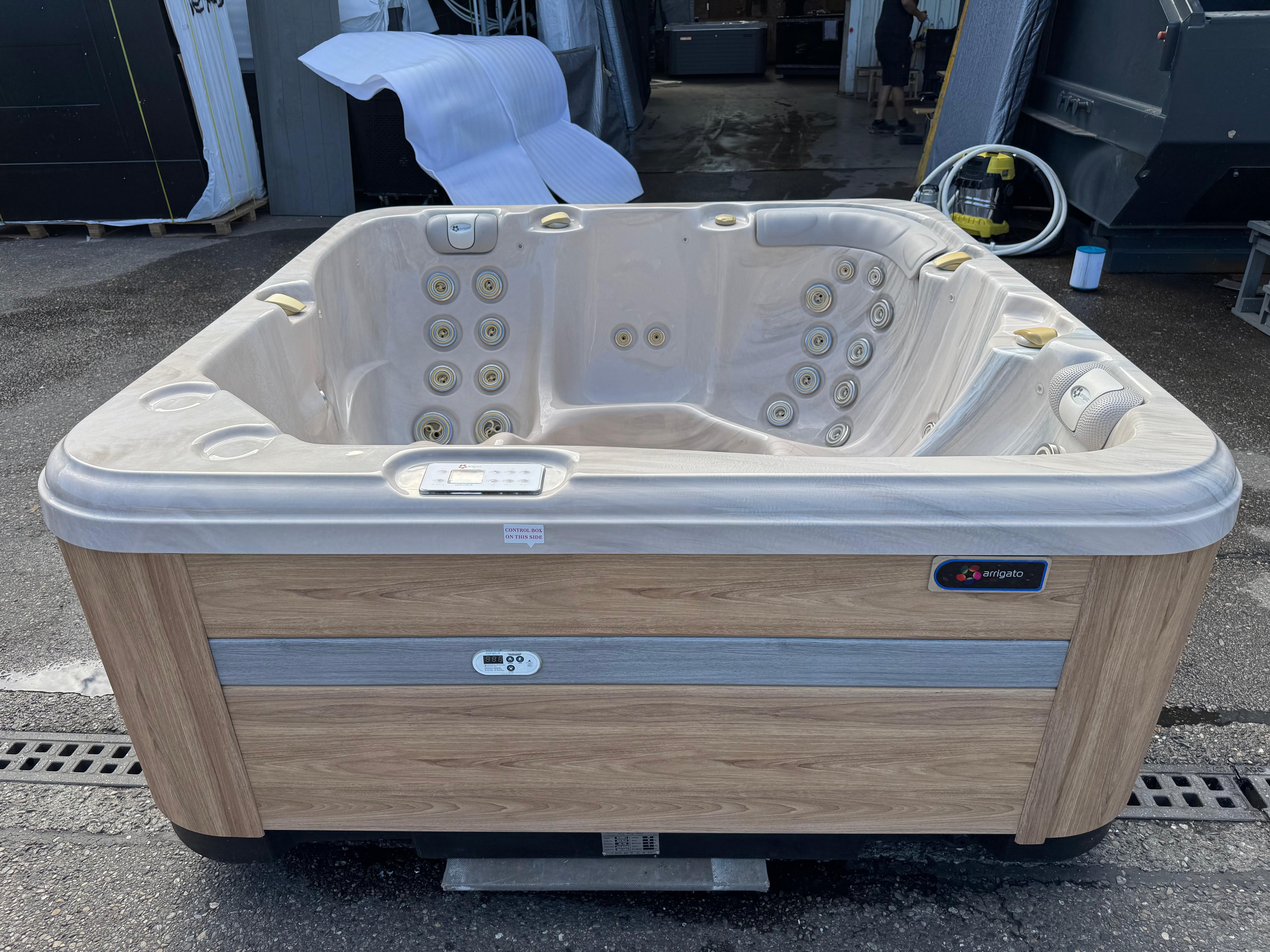 Whirlpool Charlotte – Occasion | 4–5 Personen | CHF 4'000.–